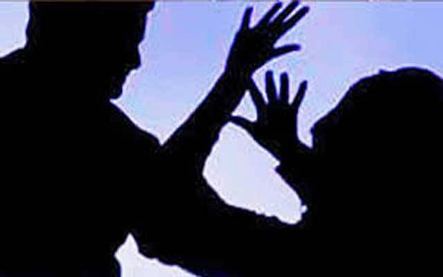 گوبر پھینکنے سے منع کرنے پر ہمسائے کا خاتون پر تشدد