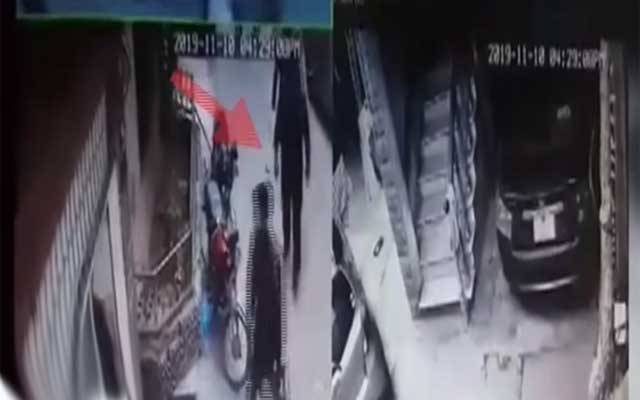 پولیس کا سرکاری افسر کے گھر پر دھاوا، فوٹیج منظر عام پر آگئی