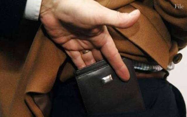 شاہ عالم مارکیٹ میں خریداری کیلئے آنا شہری کو مہنگا پڑگیا