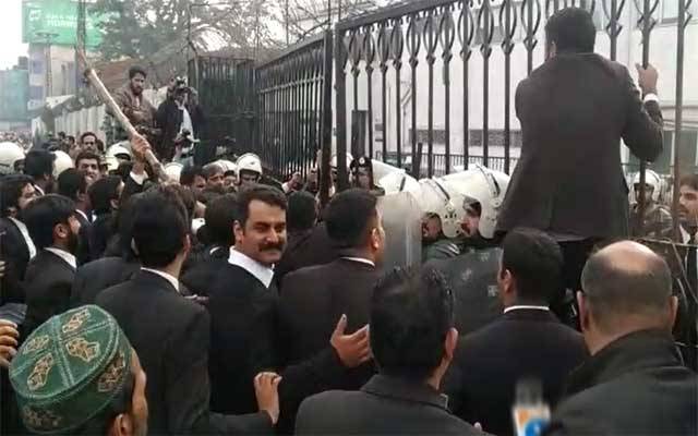 وکلاء کا پی آئی سی پر دھاوا، 3 مریض جاں بحق، وزیراعظم کا نوٹس