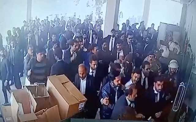 وکلاء کی پی آئی سی پر حملے کی فوٹیج منظر عام پر آگئی 
