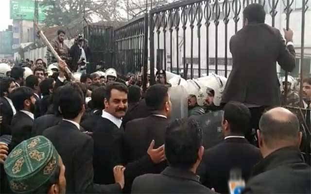 وکلاء کا حملہ اور انتظامیہ کی بے حسی