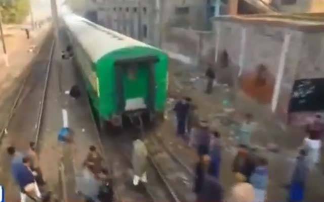 لاہور سے کراچی جانیوالی جناح ایکسپریس حادثے کا شکار