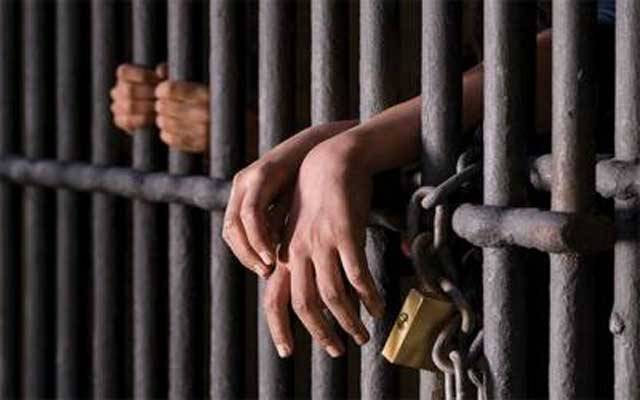 پولیس نے منشیات فروشوں کو دھر لیا