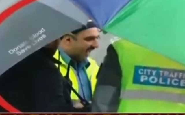 ٹریفک وارڈن کا رکشہ ڈرائیور پر تشدد