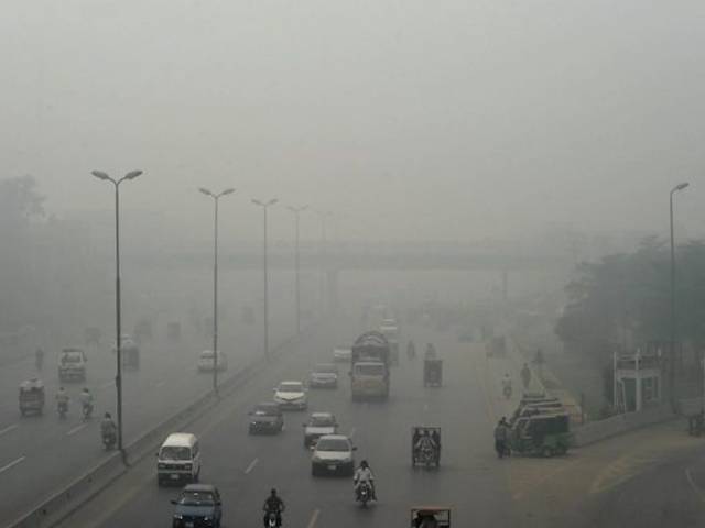 لاہور میں دھند کے ڈیرے، گاڑی نالے میں گر گئی، متعدد پروازیں تاخیر کا شکار