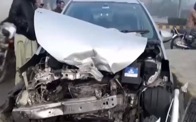 بھٹہ چوک کے قریب گاڑیاں آپس میں ٹکرا گئیں