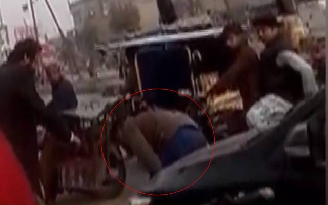 انسانیت کی تذلیل، امیر زادے نے بیچ سڑک شہری کو مرغا بناڈالا