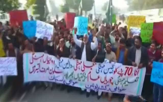 کمر توڑ مہنگائی کیخلاف رکشہ ڈرائیورز سڑکوں پر آگئے