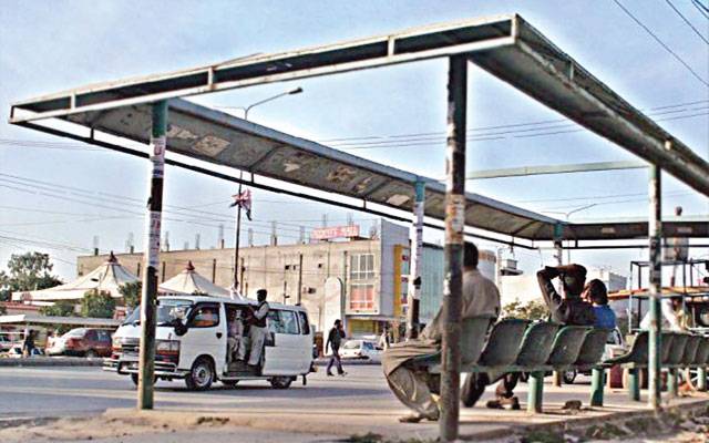 پبلک بس سٹاپ خستہ حالی کا شکار