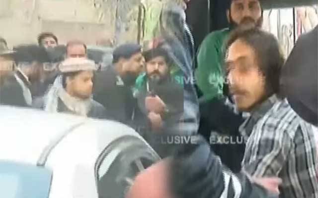 سیشن کورٹ کے باہر نوجوان کی اندھا دھند فائرنگ، بھگدڑ مچ گئی