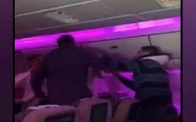 جہاز کے عملے اور مسافروں میں ہاتھاپائی،تھپڑ وں کی بارش