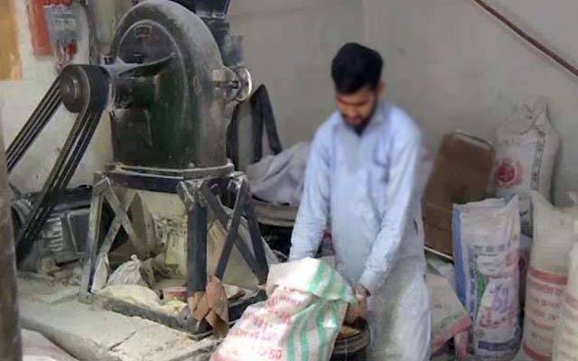 چکیاں بند، لاہور میں آٹے کا بحران برقرار