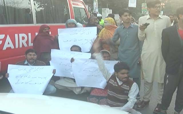 شیخوپورہ کے رہائشیوں کا پریس کلب کے باہر پولیس کے خلاف احتجاج