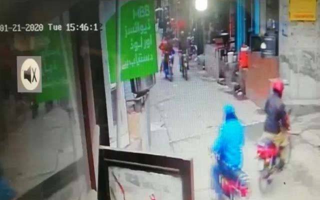 نقاب پوش ڈاکوؤں کے بعد پولیس کا روپ دھارے ڈاکو بھی سرگرم