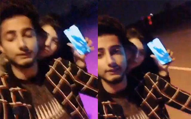 ڈولفن فورس کی موٹرسائیکل پر لڑکے ، لڑکی کی ویڈیو وائرل