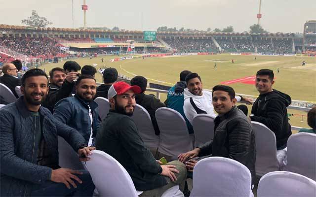  میچ دیکھنے ٹیسٹ کرکٹر بھی سٹیڈیم پہنچ گئے