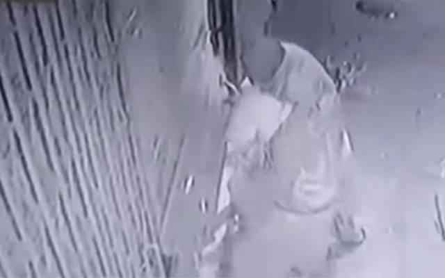 چور دکان سے لاکھوں کی نقدی، قیمتی سامان لے اُڑے