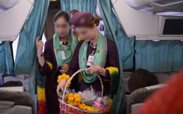 ائیر ہوسٹس کی ایسی حرکت کہ انتظامیہ نے آف لوڈ کردیا