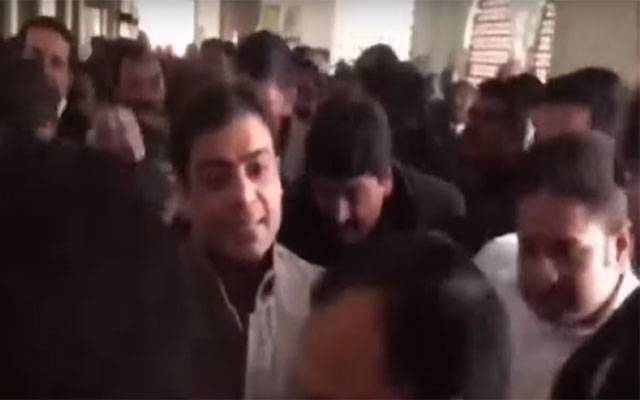 پولیس افسر نے لیگی رہنما کو تھپڑ دے مارا