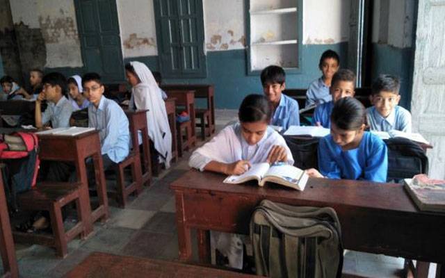 لاہور کے سکول خستہ حالی کا شکار، بچوں کی زندگی داؤ پر لگ گئی