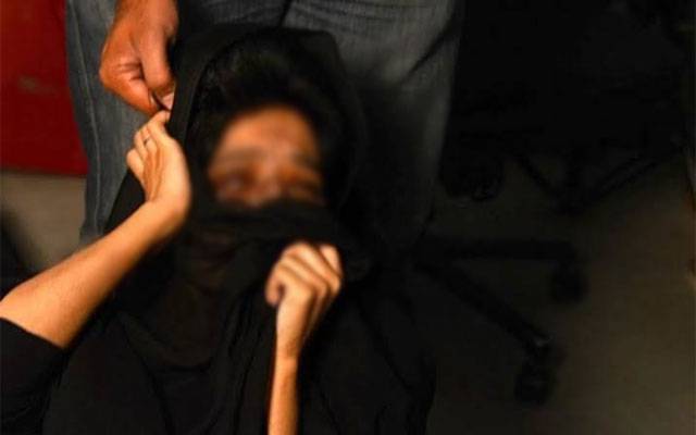 کچہری میں خاتون پر سسسرالیوں کا تشدد