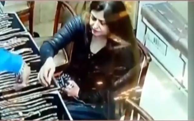 اچھر ہ میں جیولرخاتون کے ہاتھوں لٹ گیا