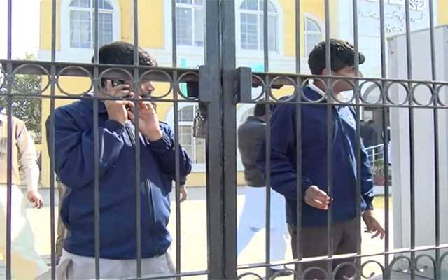 پولیس نے نابینا افراد کو لاری اڈہ پناہ گاہ میں بند کر دیا