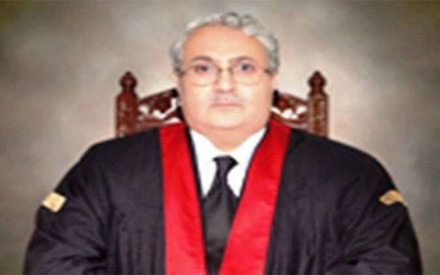 افسران شارٹ کٹ ڈھونڈتے ہیں، عوام رُل جاتے ہیں: جسٹس مظاہر علی