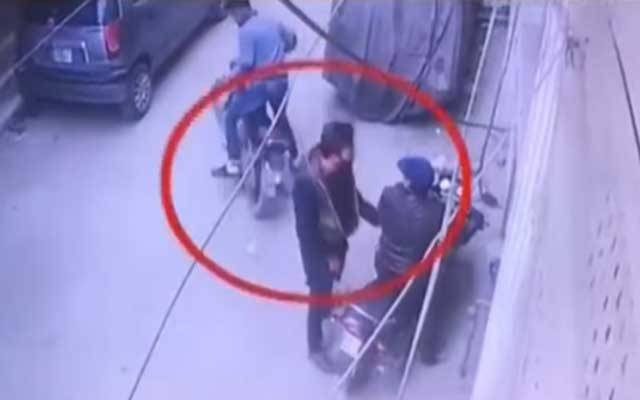 ڈاکو دن دیہاڑے شہریوں کو لوٹنے لگے