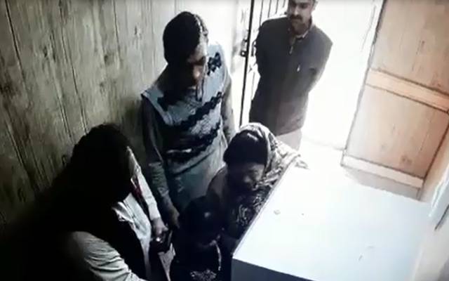 اے ٹی ایم مشین پر آئی خاتون لٹ گئی