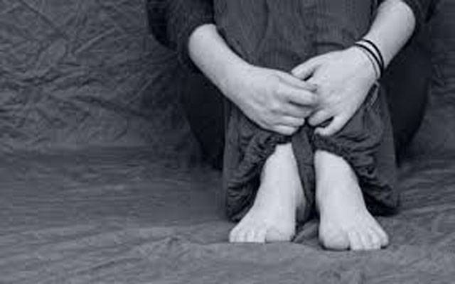 غیر عورتوں کو گھر لانے سے روکنے پر شوہر نے بیوی سے شرمناک کام کردیا