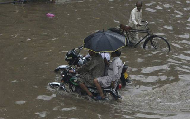 لاہور، بارش کے بعد سڑکیں تالاب بن گئیں