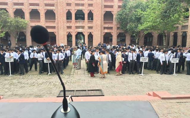  بچوں کو چھٹیاں،بڑوں کے ہاتھ ملانے پر پابندی عائد