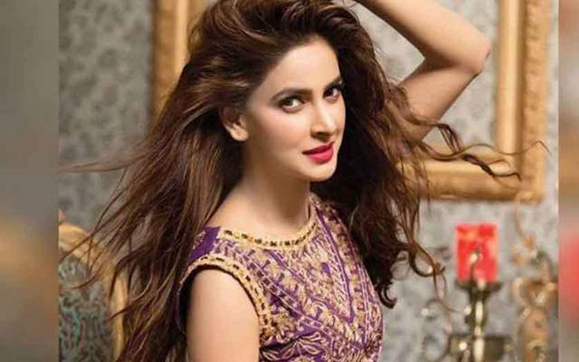 اداکارہ صبا قمر کا نجی کالج میں ڈرامہ باغی کا ٹائٹل سونگ گا کر استقبال