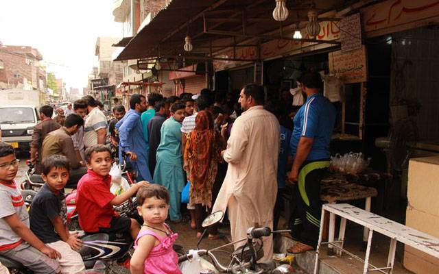 کھانوں کے دلدادہ لاہوریوں نے حکومتی رٹ چیلنج کردی 