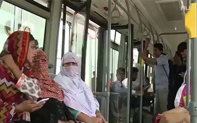 میٹرو پر سفر کرنیوالوں کو ٹشوپیپر فراہم
