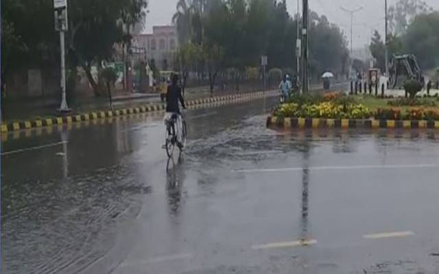 شہر میں کالی گھٹاؤں کا راج، تیز بارش سے موسم سرد