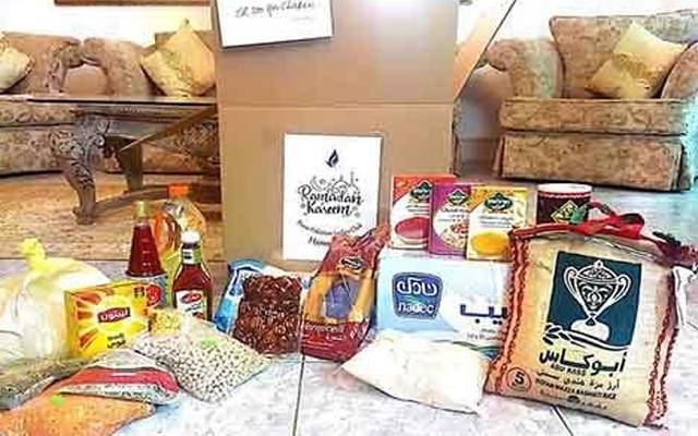معروف سٹیج پرڈیوسر سخی سرور بٹ نے مستحق فنکاروں اور تکنیک کاروں میں راشن تقسیم کیا