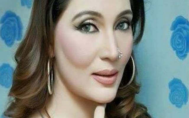  اداکارہ خوشبو خان ماسک اور ہینڈ سینیٹائزر کا ذخیرہ کرنے والوں پر  غصہ 