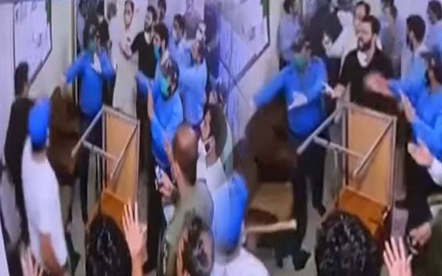 سروسز ہسپتال، پیرامیڈیکس اور ڈاکٹرز میں جھگڑا