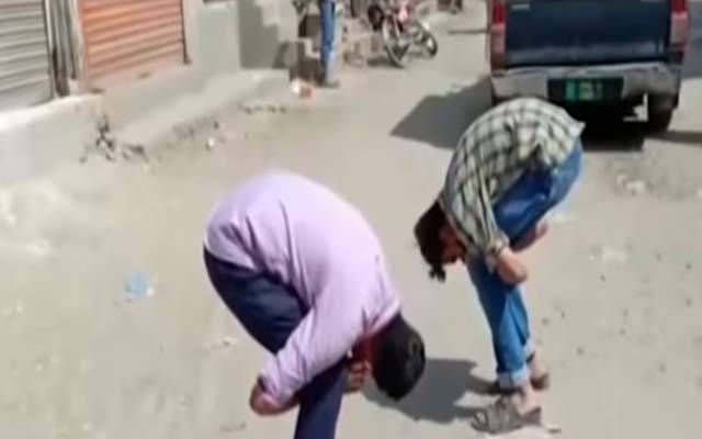 پولیس نے غیر ضروری باہر نکلنے والوں کو مرغا بنا دیا