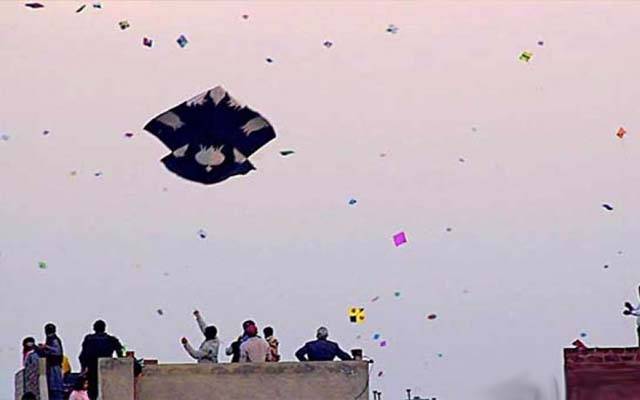 پابندی کے باوجود پتنگ بازی جاری