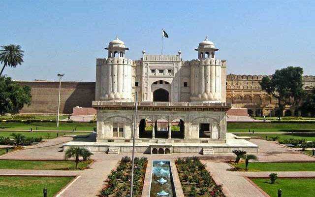 شاہی قلعہ کے اطراف کو اصل حالت میں بحال کرنے کا فیصلہ 