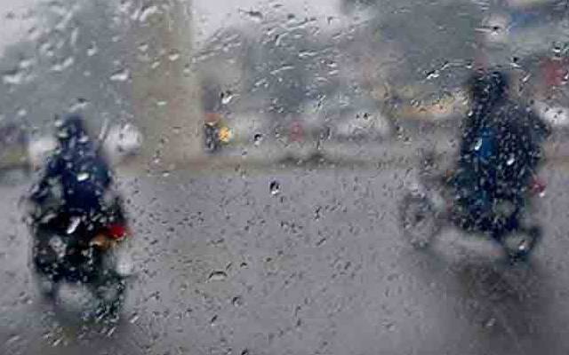 صبح سویرے لاہور میں   گرد آلود ہواؤں کے ساتھ بارش