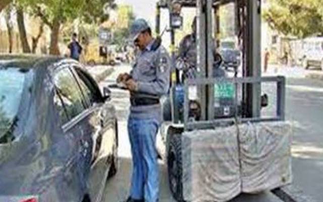  ٹریفک وارڈن سے موبائل فون چھین کر بھاگنے والا چور پکڑا گیا