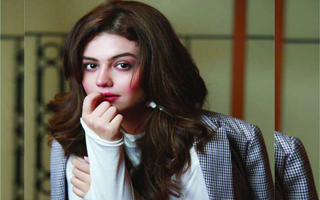 مسافر راستہ چنتا ہے یا راستہ مسافر کو؟ زارا نور عباس کا سوال