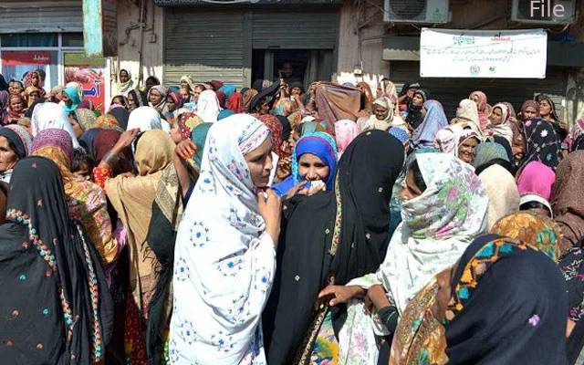 احساس کفالت پروگرام سینٹرمیں بدنظمی,کورونا ایس او پیز نظر انداز