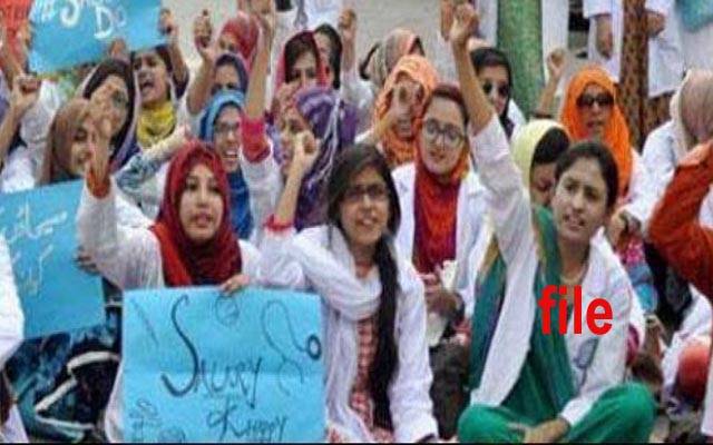 بھوک ہڑتال ،پولیس اور ڈاکٹروں میں ہاتھا پائی ، مظاہرین سیکرٹریٹ میں بند