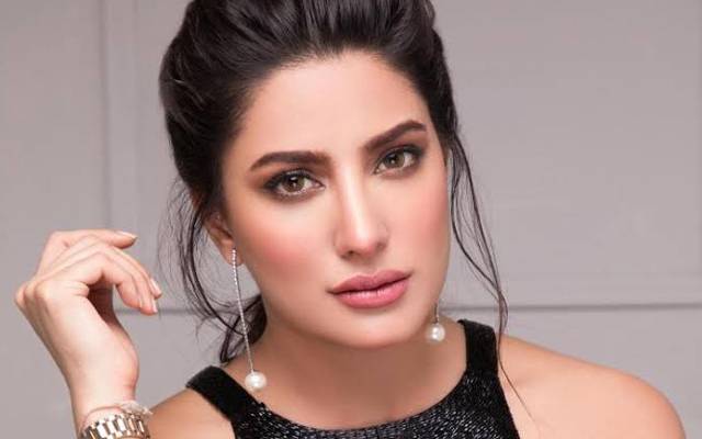 اداکارہ مہوش حیات کو ڈانس اسٹیپ شیئر کرنے پر تنقید کا سامنا